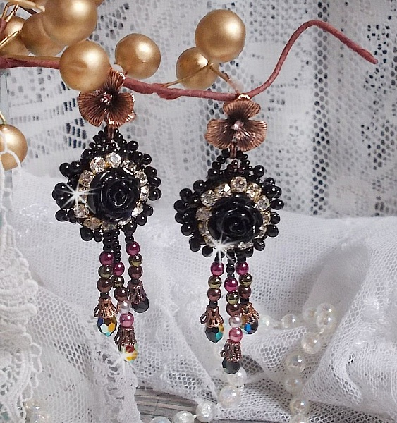 BO Midnight Daisy brodert med perleperler, Swarovski-krystaller, s&oslash;lv Crystal perler og Miyuki seed perler