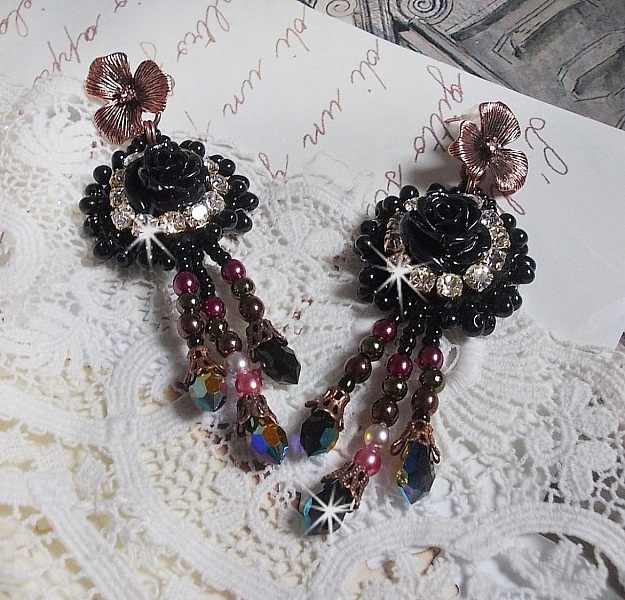 BO Midnight Daisy brodert med perleperler, Swarovski-krystaller, s&oslash;lv Crystal perler og Miyuki seed perler