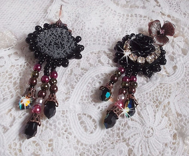 BO Midnight Daisy brodert med perleperler, Swarovski-krystaller, s&oslash;lv Crystal perler og Miyuki seed perler