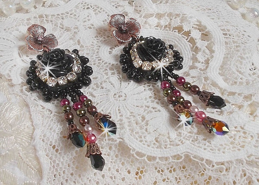 BO Midnight Daisy brodert med perleperler, Swarovski-krystaller, s&oslash;lv Crystal perler og Miyuki seed perler