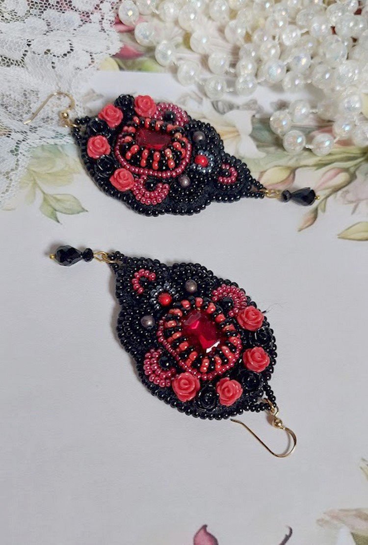 BO Midnight in Paris brodert med Swarovskikrystaller, røde harpiksroser, perleperler, frøperler og 14 karat gullfylte ørekroker.