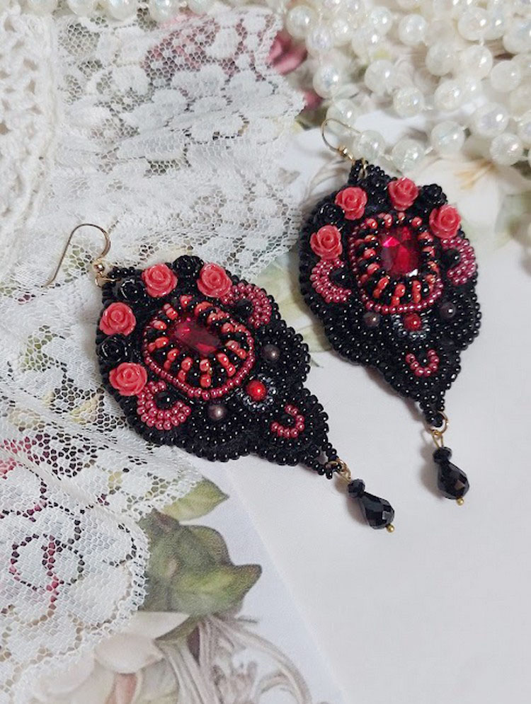 BO Midnight in Paris brodert med Swarovskikrystaller, røde harpiksroser, perleperler, frøperler og 14 karat gullfylte ørekroker.