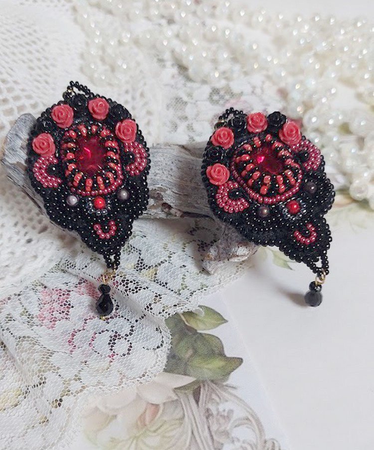 BO Midnight in Paris brodert med Swarovskikrystaller, røde harpiksroser, perleperler, frøperler og 14 karat gullfylte ørekroker.