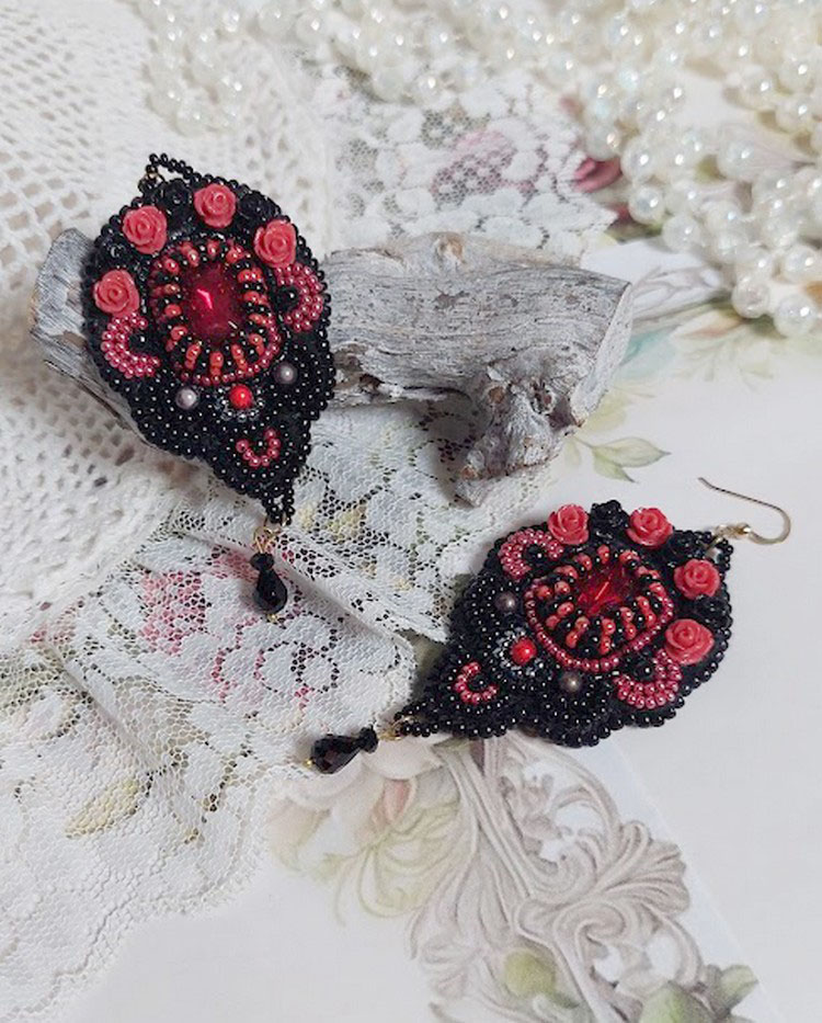 BO Midnight in Paris brodert med Swarovskikrystaller, røde harpiksroser, perleperler, frøperler og 14 karat gullfylte ørekroker.