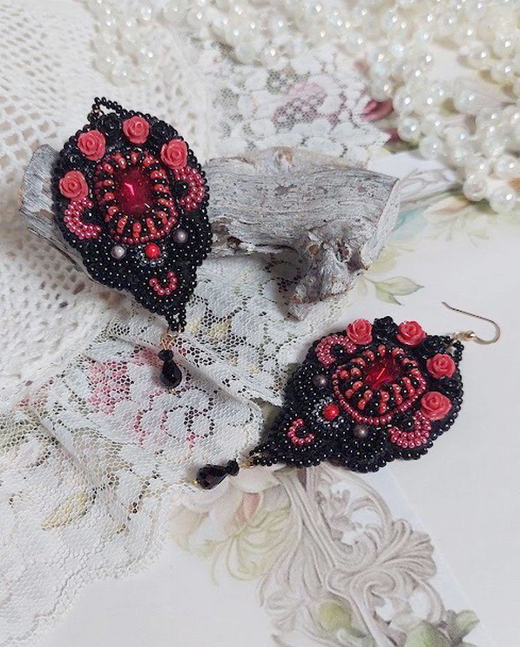 BO Midnight in Paris brodert med Swarovskikrystaller, røde harpiksroser, perleperler, frøperler og 14 karat gullfylte ørekroker.