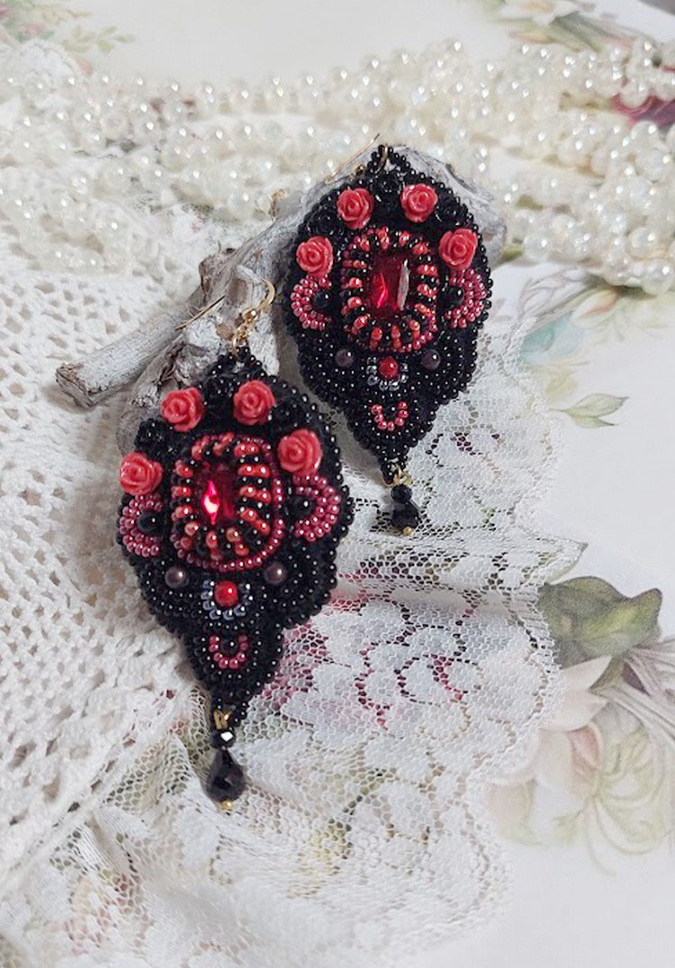 BO Midnight in Paris brodert med Swarovskikrystaller, røde harpiksroser, perleperler, frøperler og 14 karat gullfylte ørekroker.