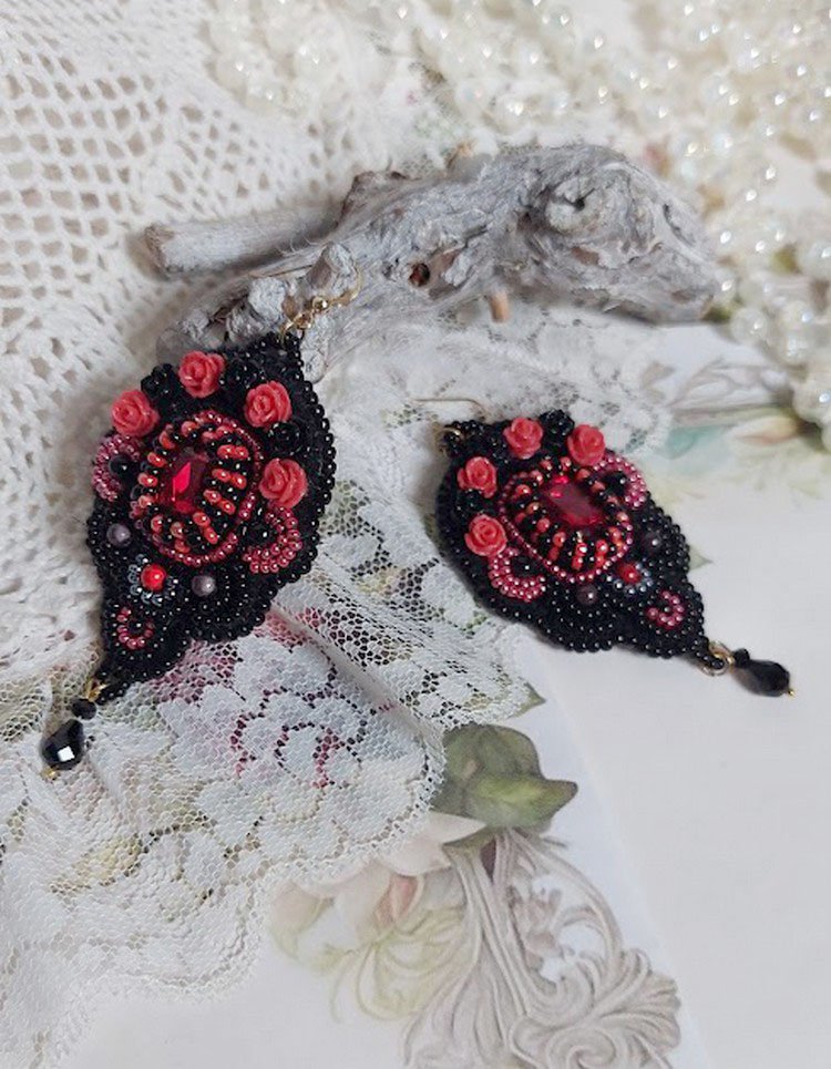 BO Midnight in Paris brodert med Swarovskikrystaller, røde harpiksroser, perleperler, frøperler og 14 karat gullfylte ørekroker.