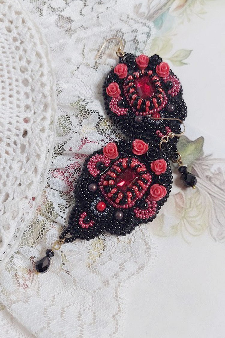 BO Midnight in Paris brodert med Swarovskikrystaller, røde harpiksroser, perleperler, frøperler og 14 karat gullfylte ørekroker.