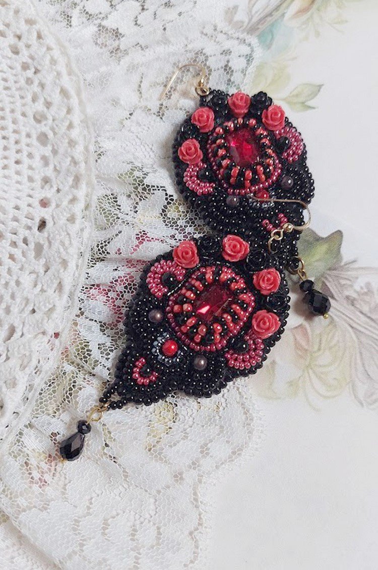 BO Midnight in Paris brodert med Swarovskikrystaller, røde harpiksroser, perleperler, frøperler og 14 karat gullfylte ørekroker.