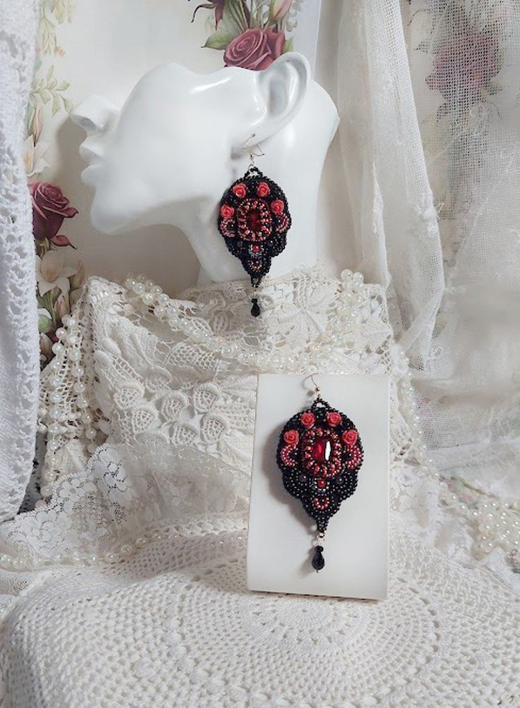 BO Midnight in Paris brodert med Swarovskikrystaller, røde harpiksroser, perleperler, frøperler og 14 karat gullfylte ørekroker.