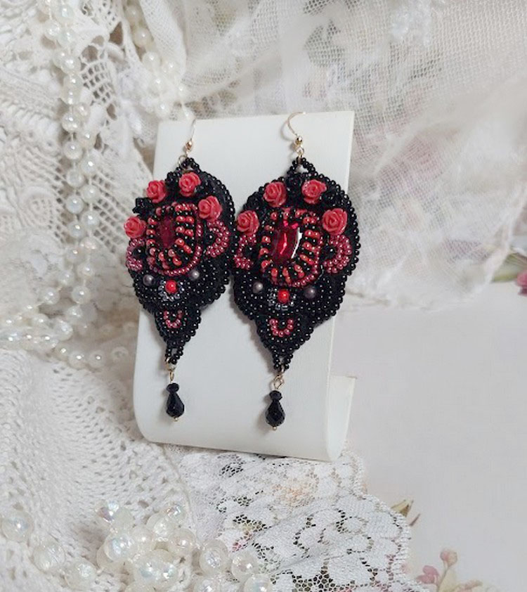 BO Midnight in Paris brodert med Swarovskikrystaller, røde harpiksroser, perleperler, frøperler og 14 karat gullfylte ørekroker.