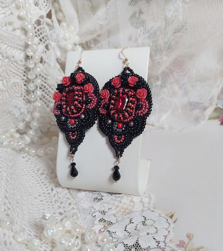 BO Midnight in Paris brodert med Swarovskikrystaller, røde harpiksroser, perleperler, frøperler og 14 karat gullfylte ørekroker.