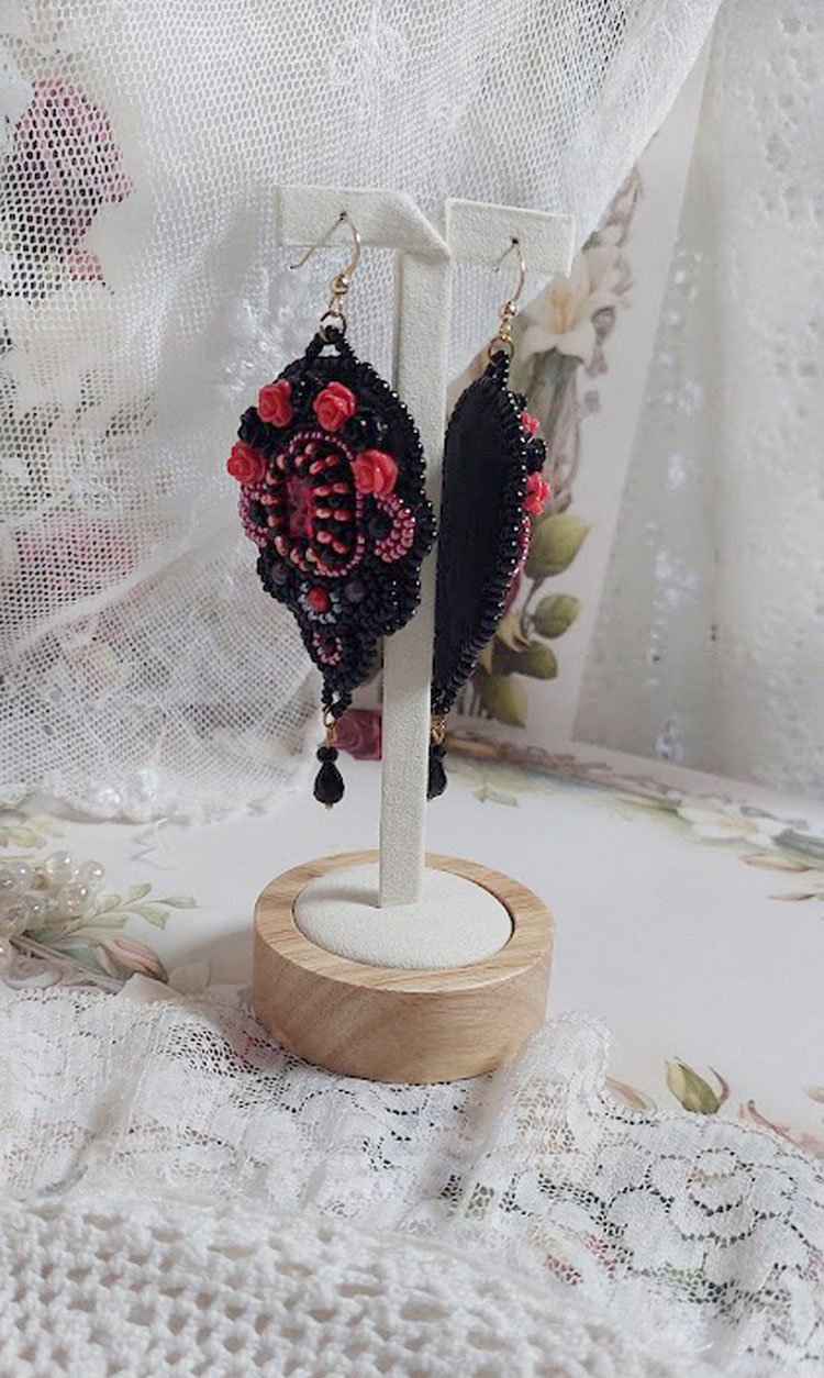 BO Midnight in Paris brodert med Swarovskikrystaller, røde harpiksroser, perleperler, frøperler og 14 karat gullfylte ørekroker.