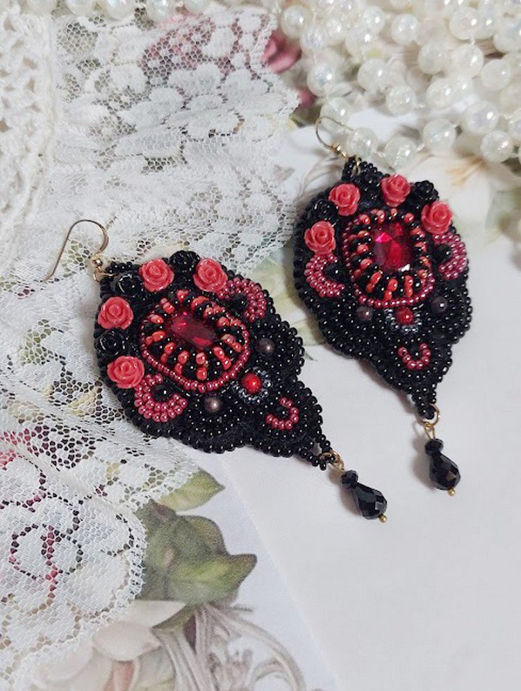 BO Midnight in Paris brodert med Swarovskikrystaller, røde harpiksroser, perleperler, frøperler og 14 karat gullfylte ørekroker.