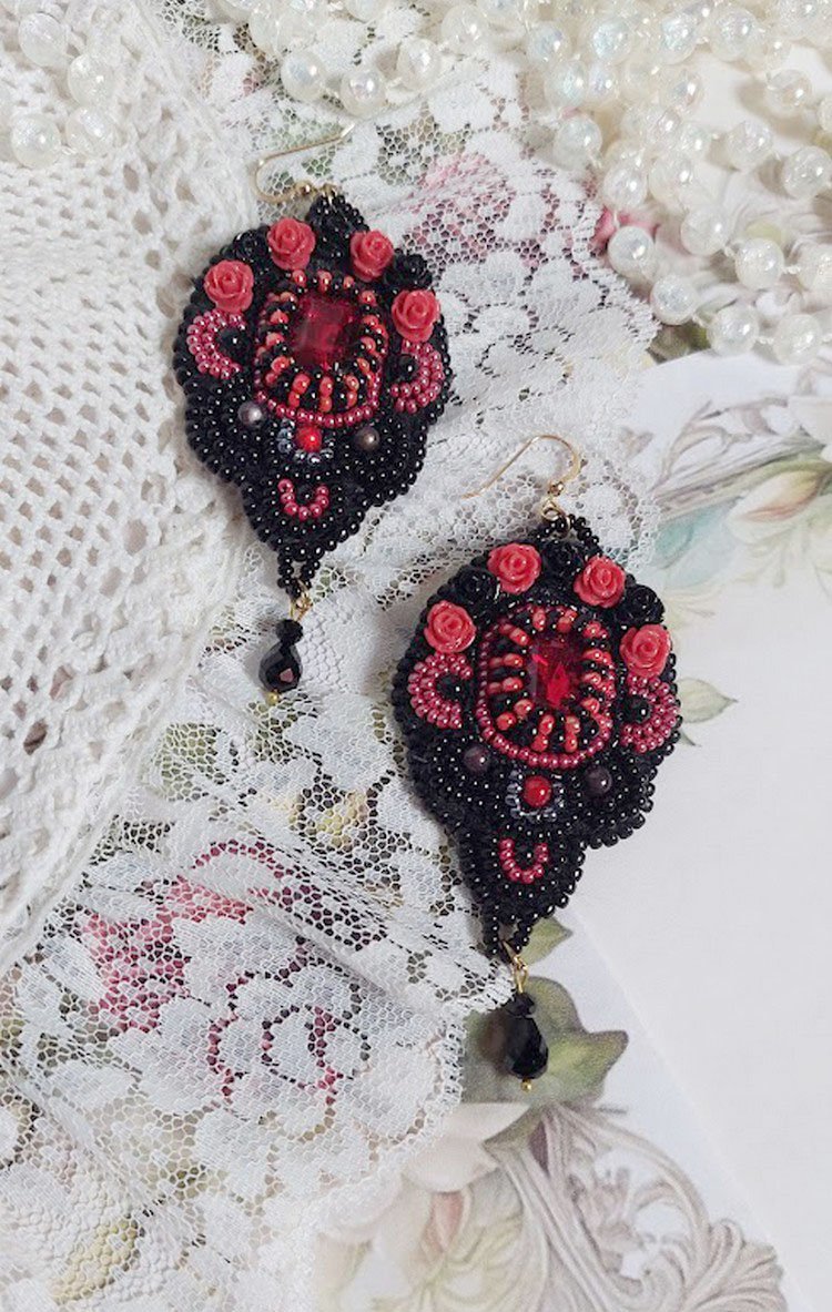 BO Midnight in Paris brodert med Swarovskikrystaller, røde harpiksroser, perleperler, frøperler og 14 karat gullfylte ørekroker.