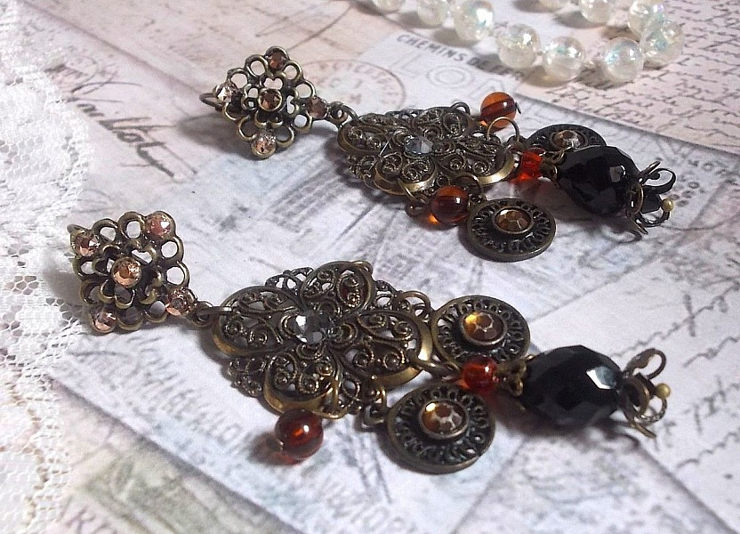 BO Milady Broc' laget med stempler, dr&aring;per, messingcharms, rhinestones, PureCrystal cabochons og glassperler.