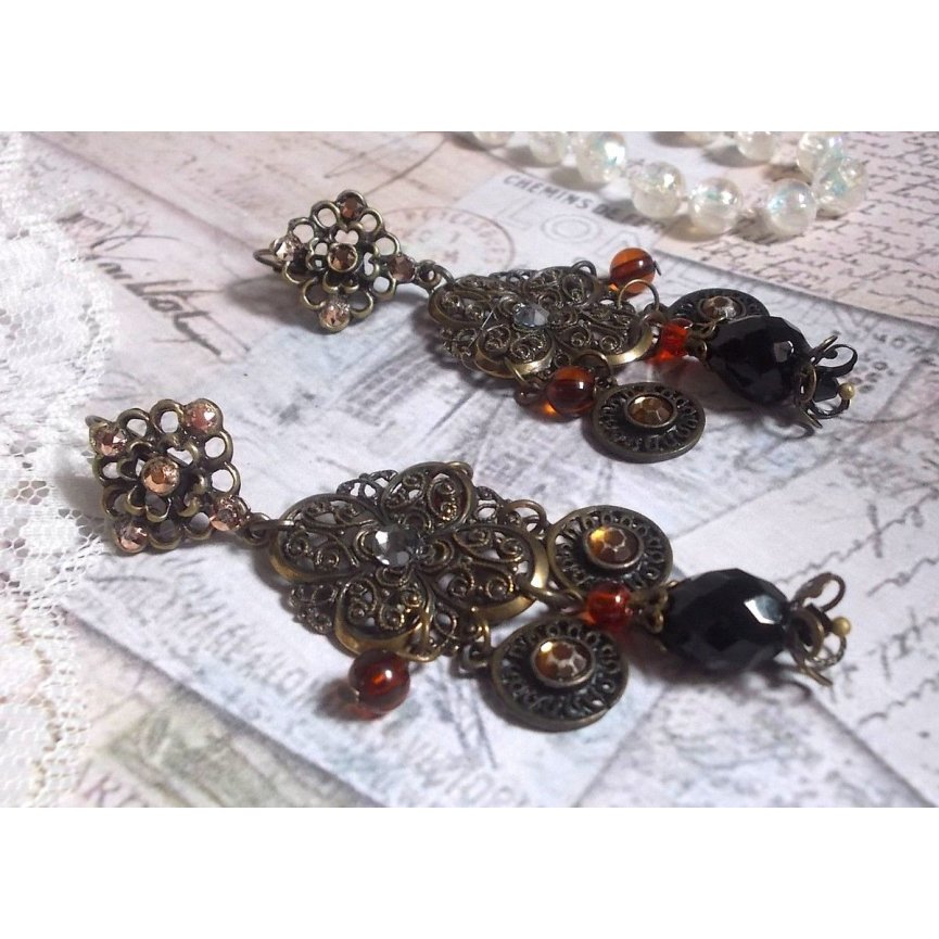 BO Milady Broc' laget med stempler, dråper, messingcharms, rhinestones, PureCrystal cabochons og glassperler.