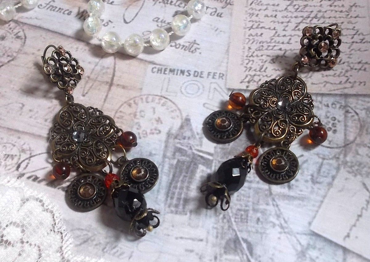 BO Milady Broc' laget med stempler, dråper, messingcharms, rhinestones, PureCrystal cabochons og glassperler.