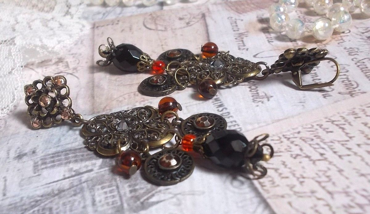 BO Milady Broc' laget med stempler, dråper, messingcharms, rhinestones, PureCrystal cabochons og glassperler.