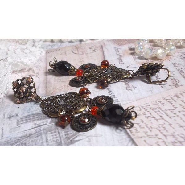 BO Milady Broc' laget med stempler, dråper, messingcharms, rhinestones, PureCrystal cabochons og glassperler.