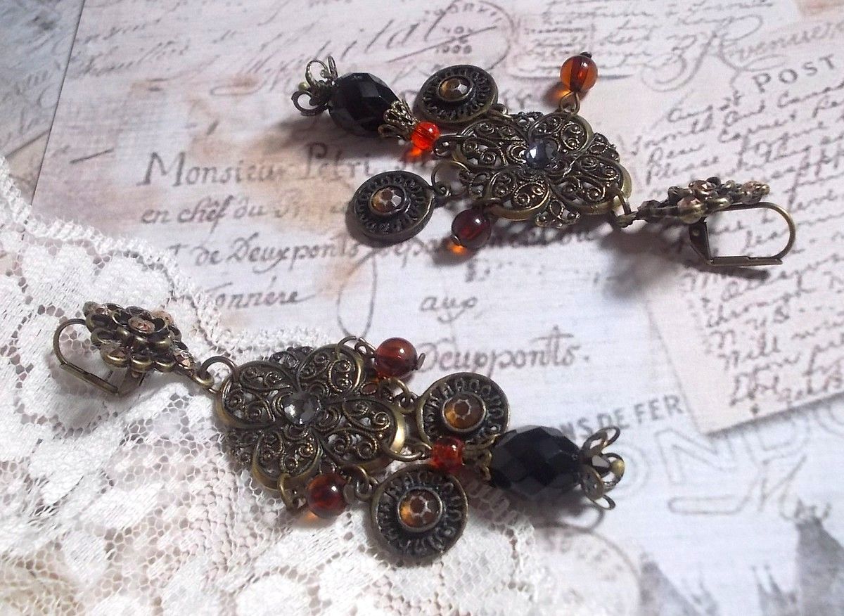 BO Milady Broc' laget med stempler, dråper, messingcharms, rhinestones, PureCrystal cabochons og glassperler.