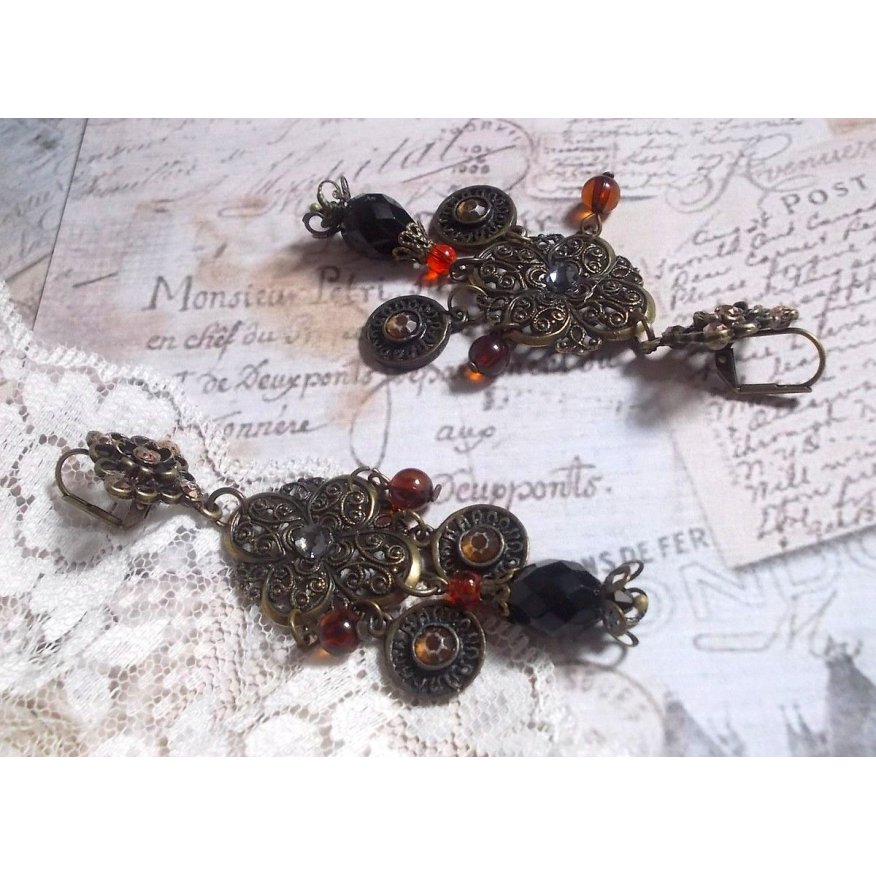 BO Milady Broc' laget med stempler, dråper, messingcharms, rhinestones, PureCrystal cabochons og glassperler.