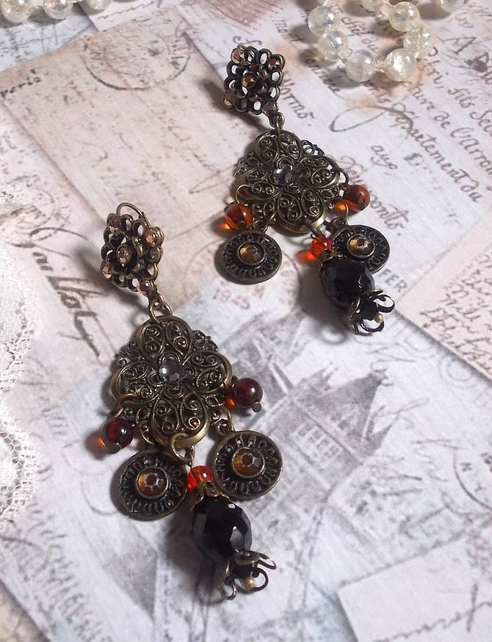 BO Milady Broc' laget med stempler, dråper, messingcharms, rhinestones, PureCrystal cabochons og glassperler.