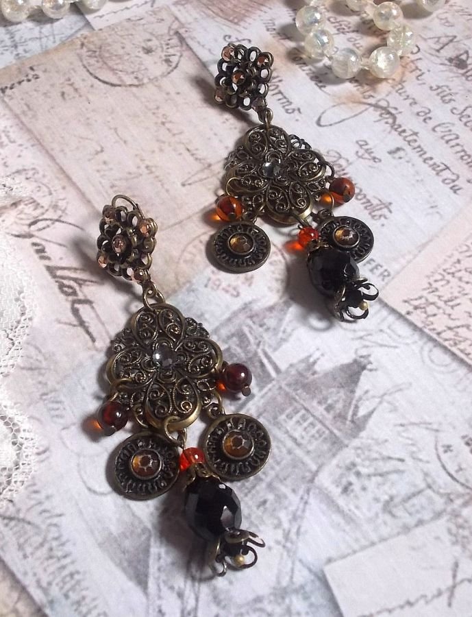 BO Milady Broc' laget med stempler, dråper, messingcharms, rhinestones, PureCrystal cabochons og glassperler.