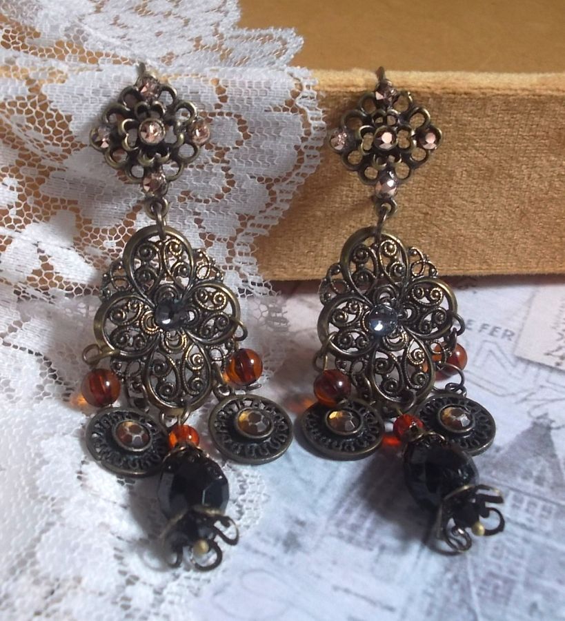 BO Milady Broc' laget med stempler, dråper, messingcharms, rhinestones, PureCrystal cabochons og glassperler.