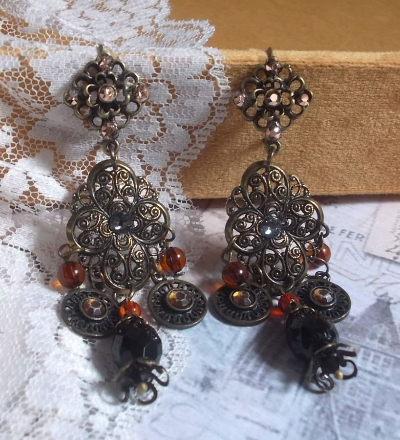 BO Milady Broc' laget med stempler, dråper, messingcharms, rhinestones, PureCrystal cabochons og glassperler.