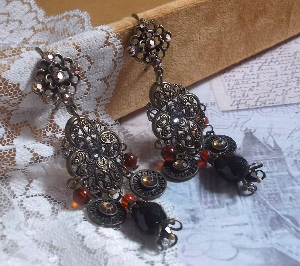 BO Milady Broc' laget med stempler, dråper, messingcharms, rhinestones, PureCrystal cabochons og glassperler.