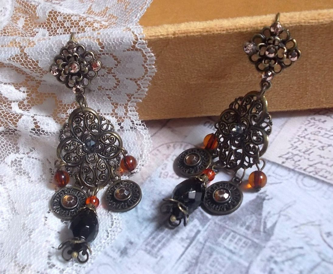 BO Milady Broc' laget med stempler, dråper, messingcharms, rhinestones, PureCrystal cabochons og glassperler.