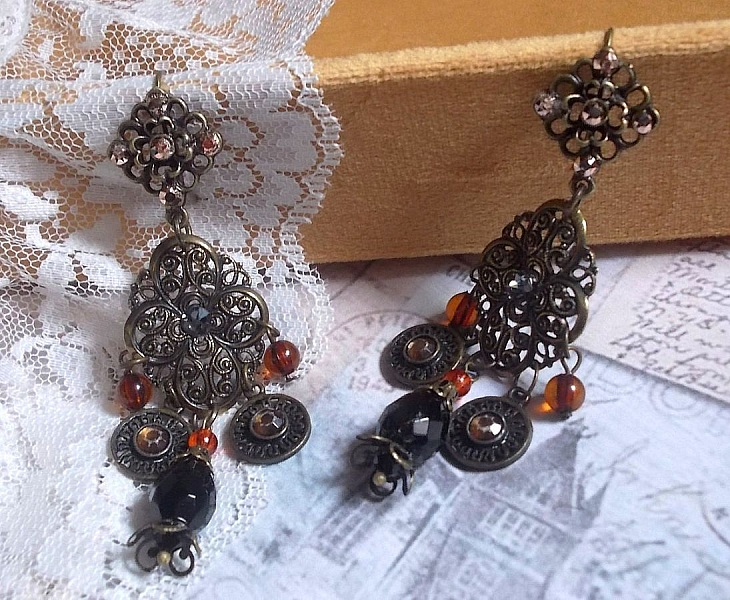 BO Milady Broc' laget med stempler, dr&aring;per, messingcharms, rhinestones, PureCrystal cabochons og glassperler.