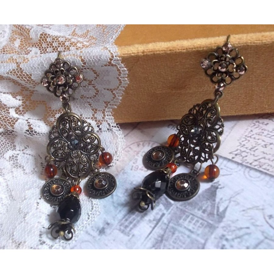 BO Milady Broc' laget med stempler, dråper, messingcharms, rhinestones, PureCrystal cabochons og glassperler.
