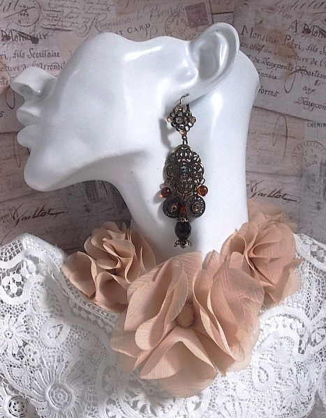 BO Milady Broc' laget med stempler, dr&aring;per, messingcharms, rhinestones, PureCrystal cabochons og glassperler.