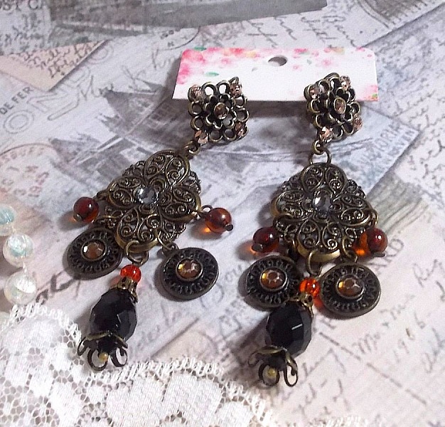 BO Milady Broc' laget med stempler, dr&aring;per, messingcharms, rhinestones, PureCrystal cabochons og glassperler.