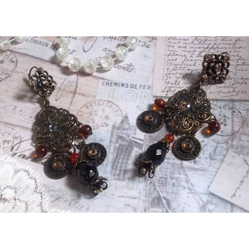BO Milady Broc' laget med stempler, dråper, messingcharms, rhinestones, PureCrystal cabochons og glassperler.