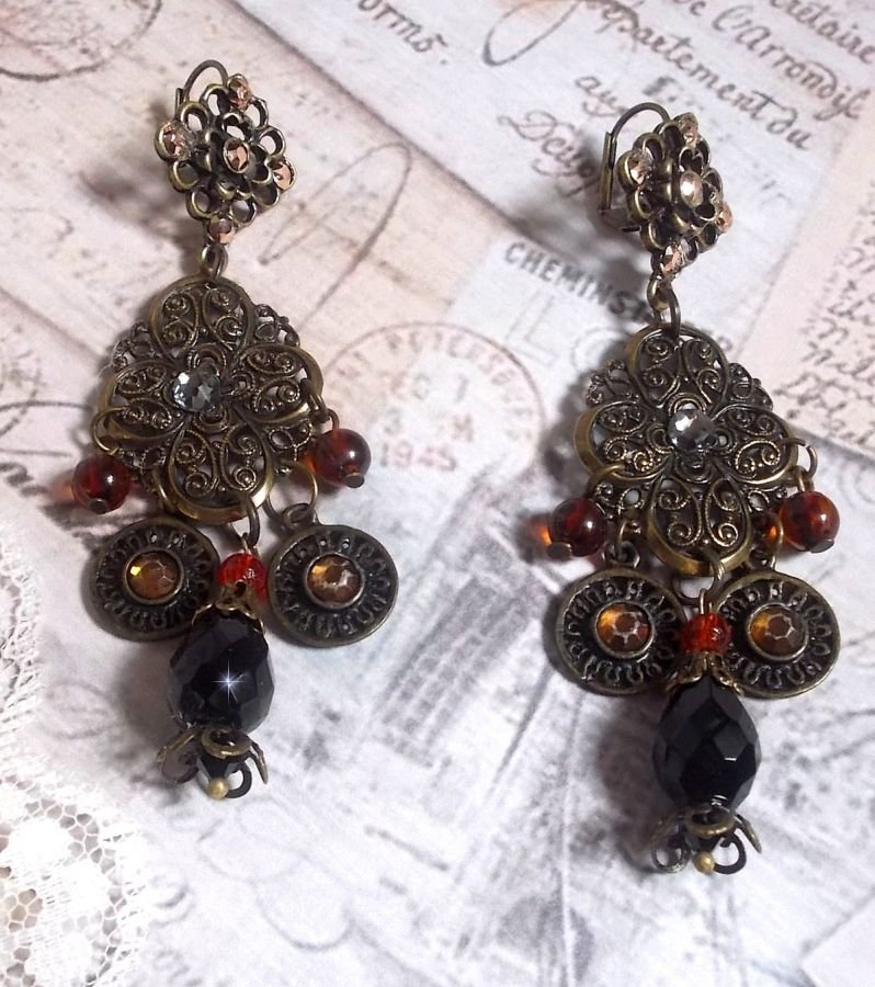 BO Milady Broc' laget med stempler, dråper, messingcharms, rhinestones, PureCrystal cabochons og glassperler.