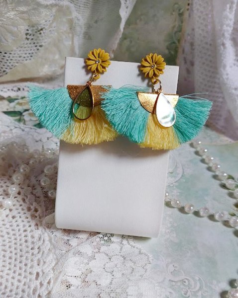 BO Mint and Yellow mont&eacute;es avec des pompons, pince demi-lune, gouttes r&eacute;sine et puces m&eacute;tal