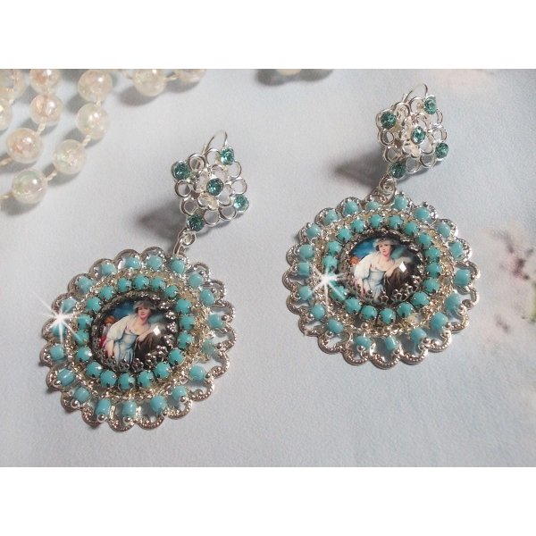 BO Moment de D&eacute;tente skapt med Vintage Dames forst&oslash;rrelsesglass cabochons, Swarovski-krystaller, stempler og glassperler.