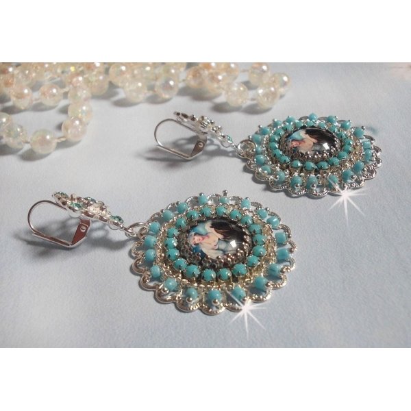 BO Moment de D&eacute;tente skapt med Vintage Dames forst&oslash;rrelsesglass cabochons, Swarovski-krystaller, stempler og glassperler.