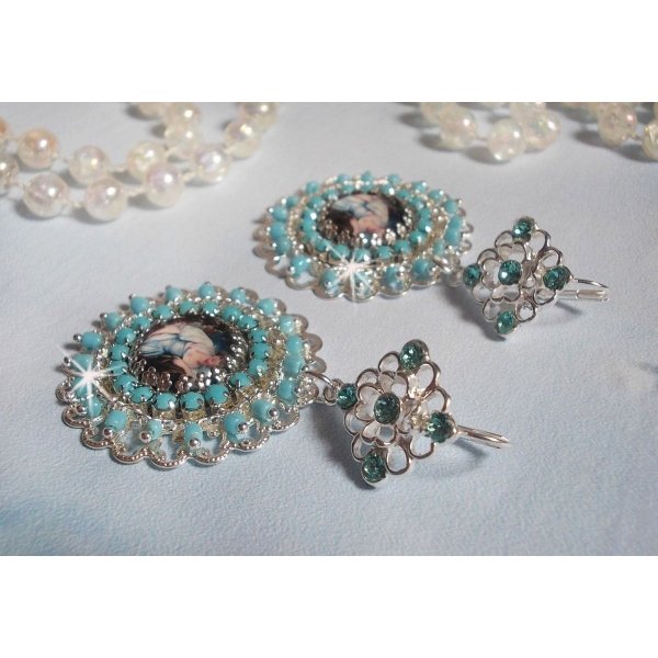 BO Moment de D&eacute;tente skapt med Vintage Dames forst&oslash;rrelsesglass cabochons, Swarovski-krystaller, stempler og glassperler.