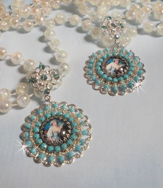 BO Moment de D&eacute;tente skapt med Vintage Dames forst&oslash;rrelsesglass cabochons, Swarovski-krystaller, stempler og glassperler.