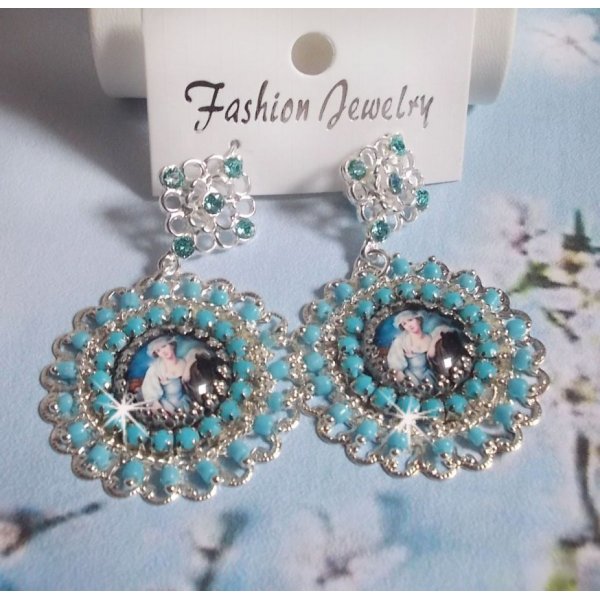 BO Moment de D&eacute;tente skapt med Vintage Dames forst&oslash;rrelsesglass cabochons, Swarovski-krystaller, stempler og glassperler.