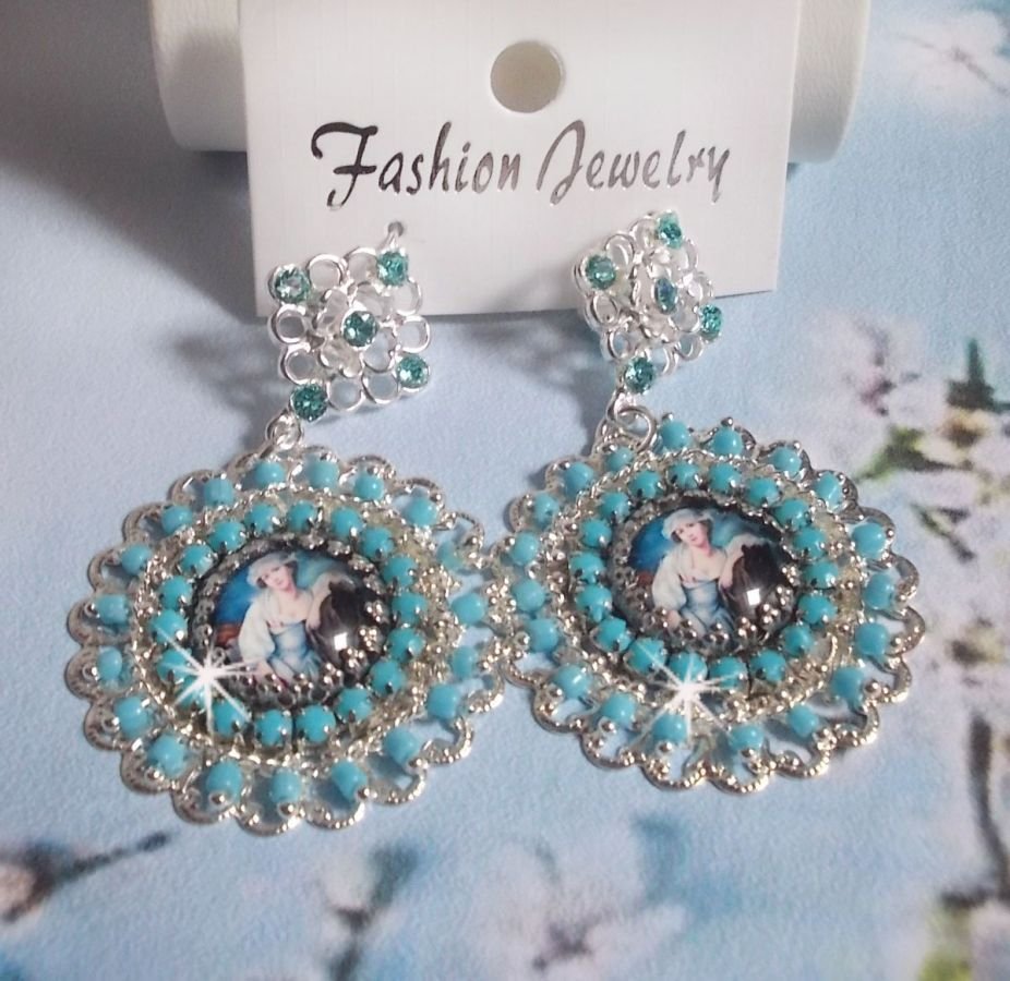 BO Moment de Détente skapt med Vintage Dames forstørrelsesglass cabochons, Swarovski-krystaller, stempler og glassperler.