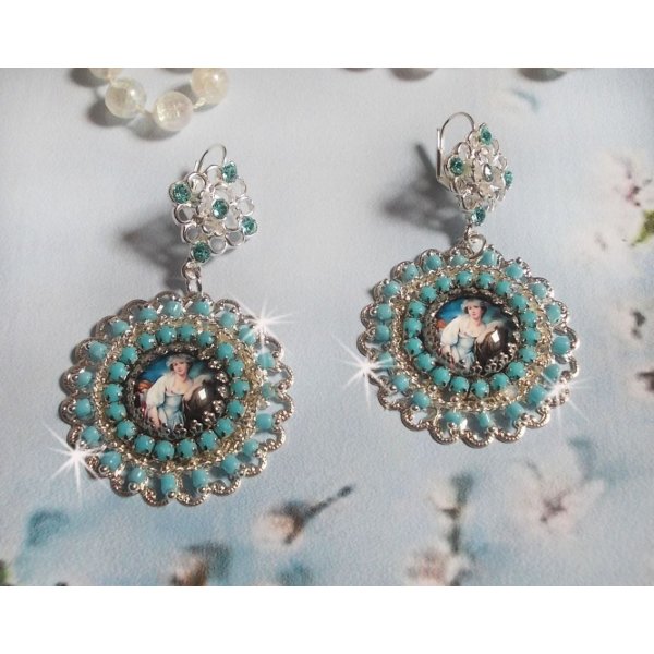 BO Moment de D&eacute;tente skapt med Vintage Dames forst&oslash;rrelsesglass cabochons, Swarovski-krystaller, stempler og glassperler.