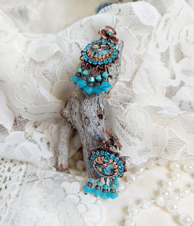 BO Monde des F&eacute;es cr&eacute;&eacute;es avec cabochon verre, estampes laiton et perles Cristal Swarovski