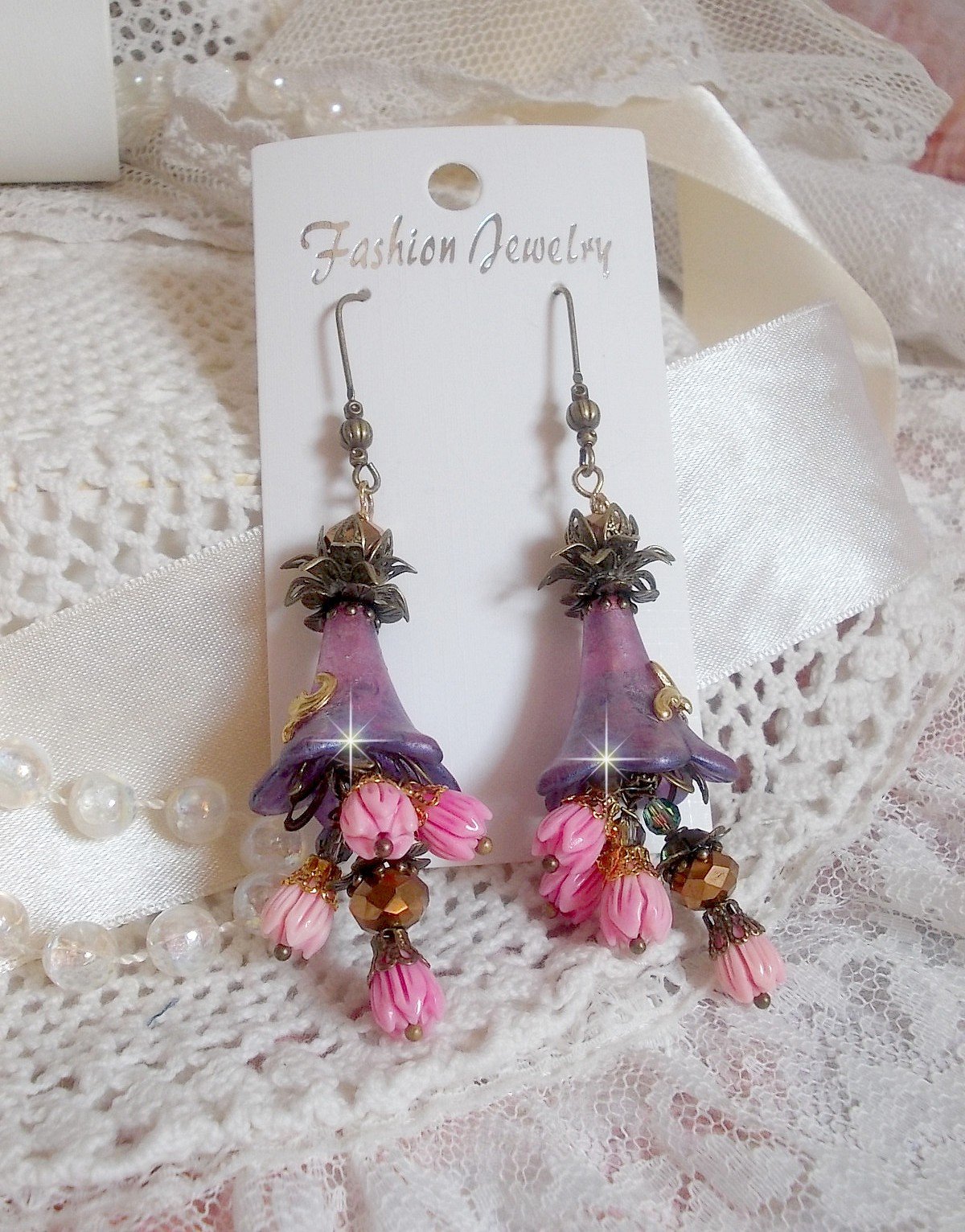 BO M&eacute;tamorphose Fantaisie, boutons de roses sauvages &agrave; laquelle s&rsquo;ajoute perles Cristal, fleurs trompettes peintes &agrave; la main aux couleurs de l&rsquo;&eacute;t&eacute;, perles verre et calottes mont&eacute;s sur crochets Laiton