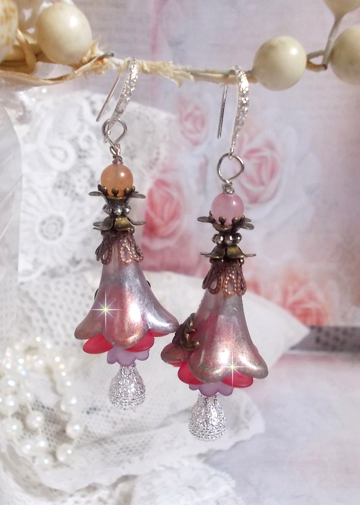 BO Myst&egrave;res d&rsquo;Antan mont&eacute;es avec fleurs r&eacute;sines, breloques gouttes, Quartz Rose et crochets argent 925