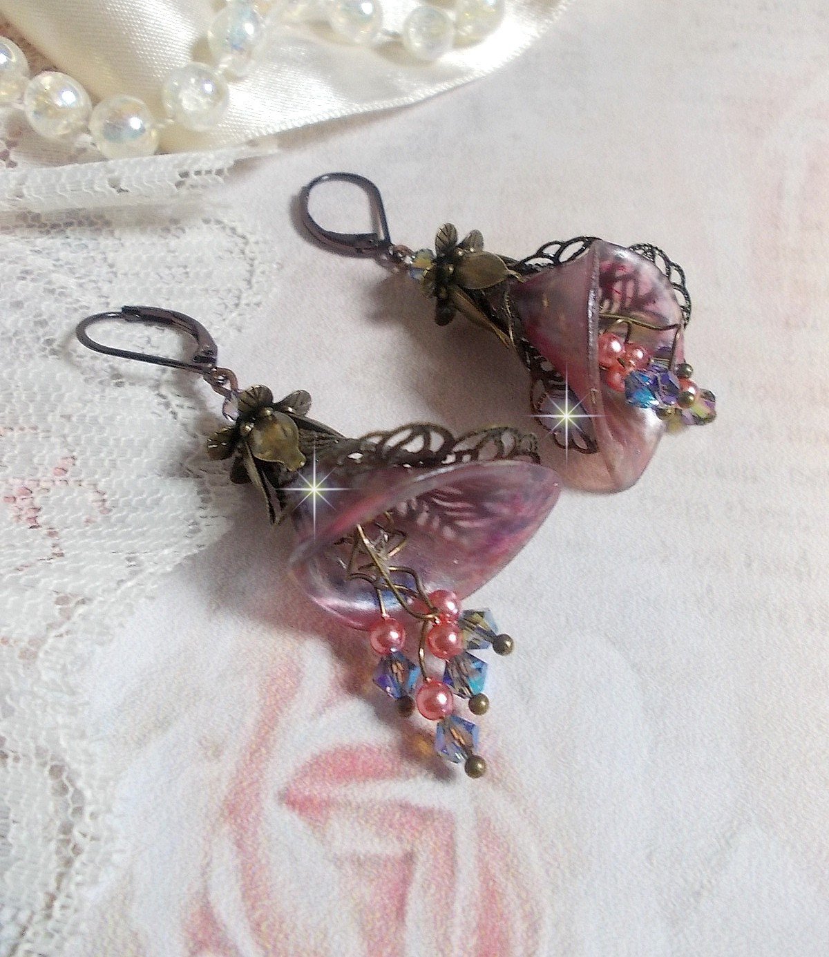 BO  Myst&egrave;res d&rsquo;Hollywood mont&eacute;es avec fleurs Arums peintes &agrave; la main, fleurs, calottes, couronnes, toupies, perles en verre et dormeuses chocolat